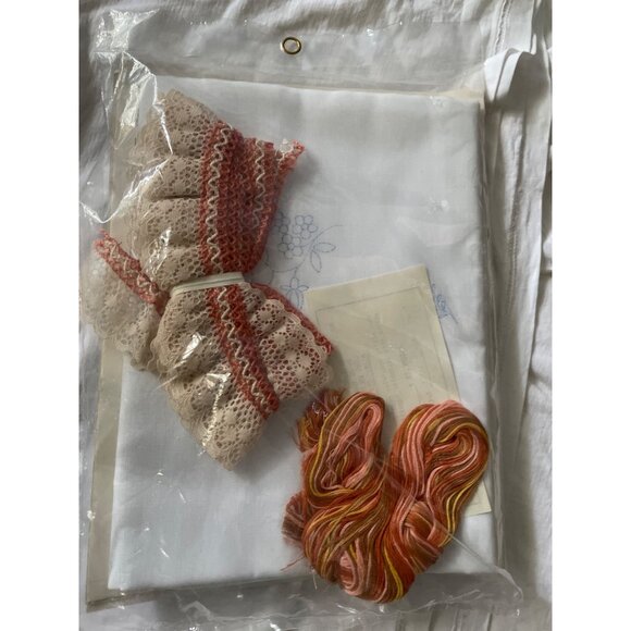 Victorian Rose Needlecraft Pillowcases Kit Complete Open Package - Picture 6 of 16